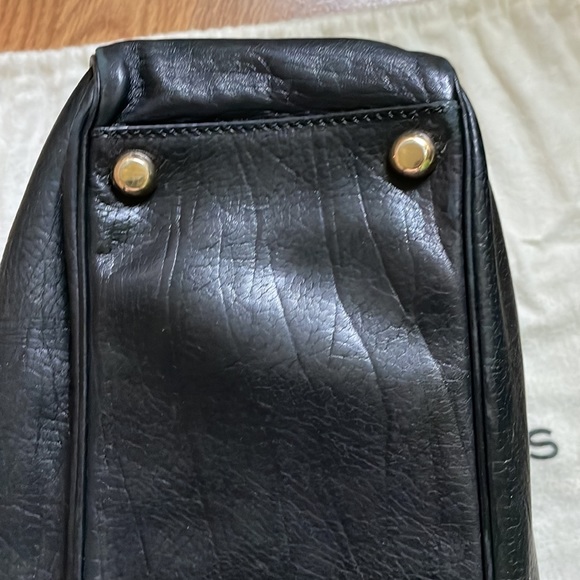 Marc Jacobs leather top handle / shoulder bag. Black leather with gold hardware - Picture 10 of 13